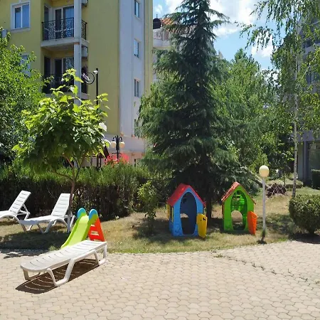 Ideal Three Bed For Families Closed To The Apartment